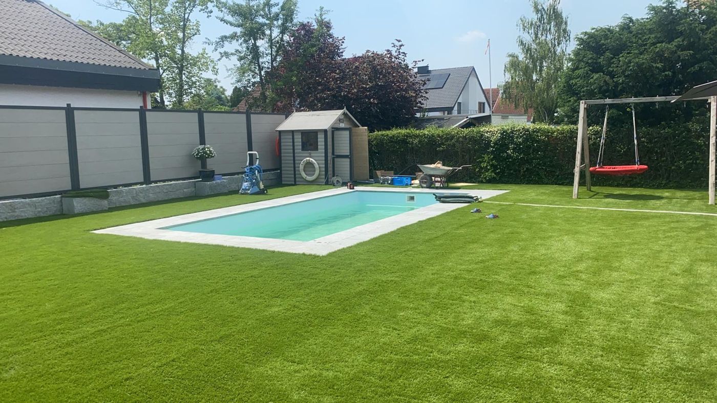 Großer Garten mit Pool, Gartenhaus und Schaukel auf Kunstrasen